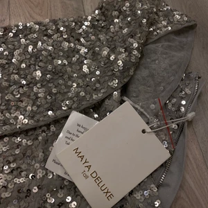 Balklänning - Säljer denna fina klänningen som inte har kommit till användning. Prislappar finns kvar. 