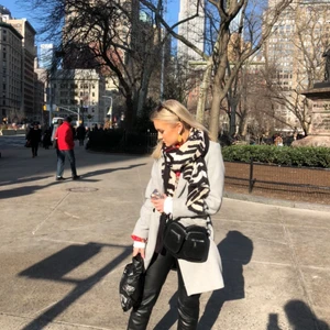 Kappa strl XS fr Zara - Skriv för fler bilder! I jättefint skick, kommer bara inte till användning längre. Lagom varm, får plats med varmare tröja under för när det är kallare 