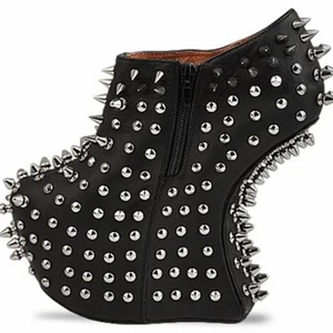  jeffrey campbell shadow stud  - Använda 1 gång. Super coola och fick så många komplimanger för. Nypris över 2000 men tror ej dessa sälj längre. Storlek 36