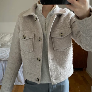 Jacka - Vår/höstjackan i en ljusbeige superfin färg. Säljer då den tyvärr inte kommer till användning längre 