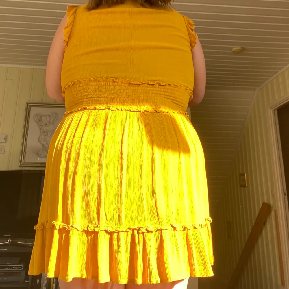 En gul sommar klänning. Använd 1 gång. Har knappar vid bysten.. Klänningar.