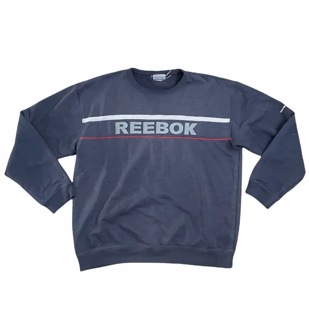 Reebok crewneck, köpt på secondhand och i väldigt använt skick, sprucken print men annars supermysig och perfekt modell 💙. Hoodies.
