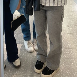 Zara Jeans - Säljer mina ljusgråa högmidjade zara jeans då de aldrig kommer till andvänding. De är uppsydda och passar mig som är 161