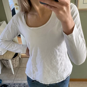 vit långärmad  - vit långärmad tröja som tyvärr inte kommer till användning. skriv privat om du är intresserad❤️
