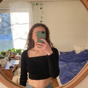 Svart långärmad tröja - Med fyrkantig ringning. Kortare modell