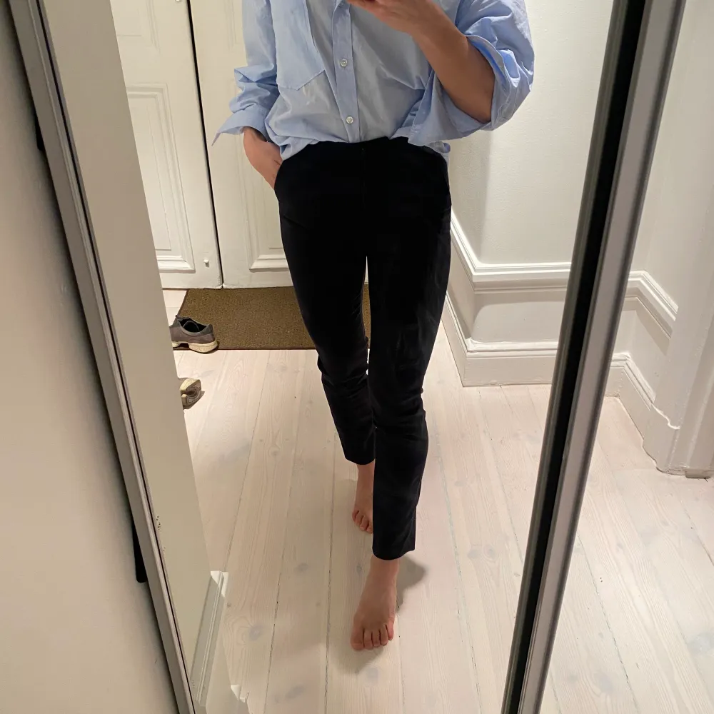 Mörkblå chinos från zara . Jeans & Byxor.