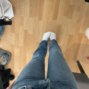 Jeans - Dessa populära straight jeans från zara, de är midrise och slutar under naveln, jag är 172 Cm så passar folk från 160-174 skulle jag säga! det är helt slutsålda, säljer vid bra bud