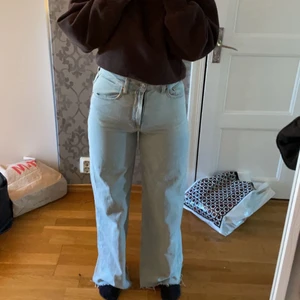 Jeans - Ljusa raka jeans från bikbok. Passar dig som är 160