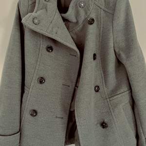 En grå kappa från HM i storlek 34, använd ett få tal gånger, i väldigt bra skick Ny pris 499, mitt pris 200kr