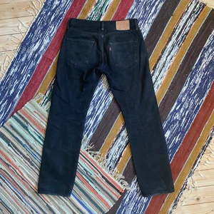 Vintage Levi’s 501 - Ett par riktigt snygga svarta loosefit vintage levis jeans. Midwaist, herrstorlek. I fint skick. Säljer då jag knappt använder dom och är i behov av pengar. För fler bilder eller mått kontakta mig 🙌