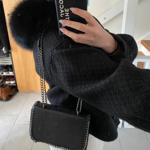 Väska - Fin väska som är i väldigt fint skick och fin att ha under alla årstider, säljer för 200 kr💕