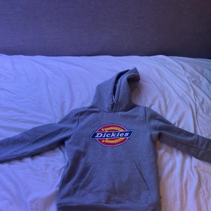 Dickies hoodie - Grå dickies hoodie 10/10 skick. Ny pris 759 kr