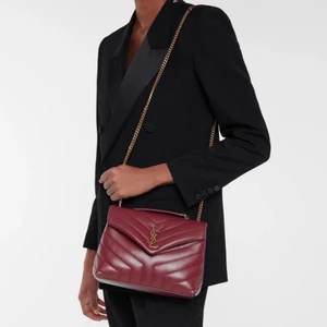 YSL LOULOU BAG - Intressekoll på min Saint Laurant Loulou väska i den helt slutsålda färgen Opyum Red/guld. Storlek small. Inköptes på My Theresa för ca 17000 kr och är i så gott som perfekt skick. Har självklart äkthetsbevis och dustbag. Skriv för egna bilder!