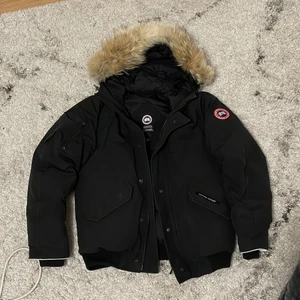 Canada goose vinterjacka - Säljer denna jackan då den inte kommer till användning, givetvis äkta! Den är köpt på NK på barn avdelningen och är i bra skick. Kvitto finns! Pris kan diskuteras vid snabb affär.