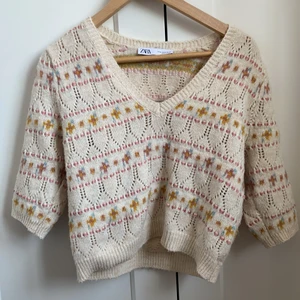 Stickad eller virkad topp - Topp från Zara som är såå fin i storlek M. Tröjan är i bra skick och i storlek M skriv för fler bilder. Köparen står för frakt och jag kan posta dagen efter. Skriv för fler bilder💗📦