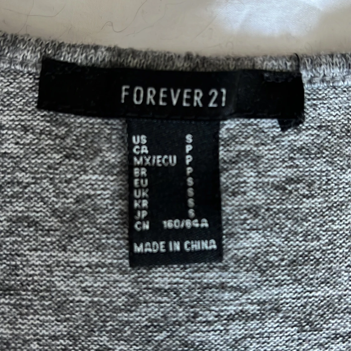 Gråmelerad tröja med knappar därfram  - 91