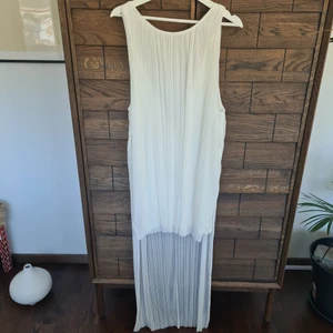 White pleated dress - Vit klänning med öppen rygg, kortare framtid och lång baktill, perfekt för studenten/balen, super flowy