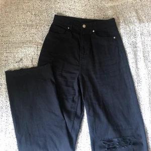 Jeans - Säljer mina sjukt fina raka jeans, använda ett par gånger men de är i jätte bra skick. Går ner till golvet på mig som är 175cm. Skriv till mig om ni undrar nåt eller vill ha fler bilder❤️