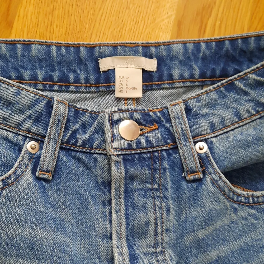 Ett par korta, högmidjade jeans shorts från H&M, I storlek 36. Det är knappar och ingen dragkedja. Köpta på H&M för länge sedan, men i bra skick. De säljes då de inte används längre. Pris: 30kr + frakt. Shorts.