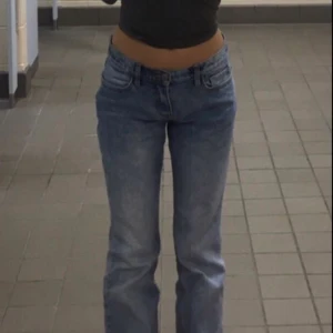 Säljer dessa superfina lågmidjade jeans - Superfina lågmidjade jeans passar storlek S 34