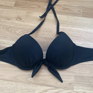 Bikini överdel H&M - En ”bh” bikiniöverdel med push-up. Fina detaljer på kuporna och även en knytbar Knut / rosett. Banden går att knyta och i bak finns det någorlunda justering på storleken. Aldrig använd då den var för liten när jag köpte den. Storlek 75B. Alla bikinis skickas nytvättade!🥰