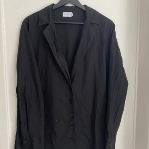  Svart Kavaj-skjorta med djup urringning - Något rynkig för tillfället hehe. 