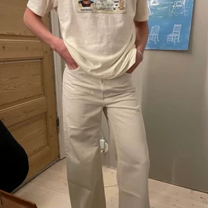 Weekday Jeans Vita Ace - W 28 L32 Bara de vita kvar. Skiitfina byxor med lappen på och allt. Helt oanvända för jag beställde fel storlek o palla bara inte lämna tbx dem. Säljer dem därför billigare för endast 300kr. Nypris var 500kr. Köpte rätt storlek sen och personligen tycker jag att dem passar fett bra till vårfärger o sånt. Ja har dem ofta till blå och grönt o d fett snyggt. Endast swish men ja skickar bildbevis när jag postar dem. ;)