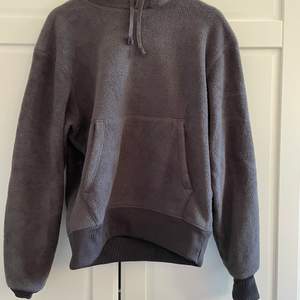 Skön fleece hoodie från weekday i strl S. Köpt för 499kr säljes för 250kr!