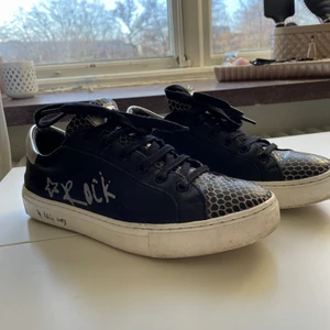 Sneakers - Svarta klassiska sneakers men coola detaljer! Använda ute så den vita sulan har några märken men annars i gott skick. Köparen står för frakten 💓💓