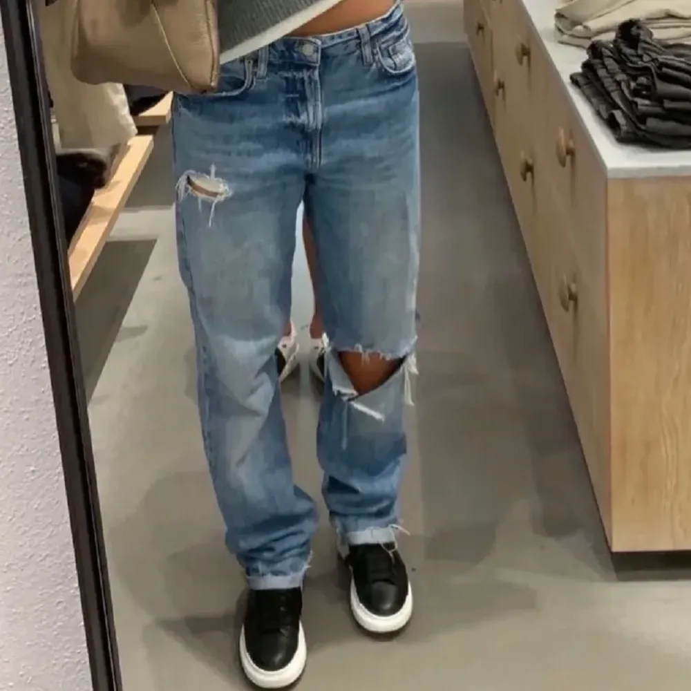 Säljer mina populära zara jeans med hål från zara som inte säljs längre💕storlek 38 men sitter overised på mig med 34-36💞buda från 500 eller köp direkt för 600!. Jeans & Byxor.