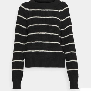 Stickad tröja - Den här är köpt för en månad sen och är skitfin. Endast använd 1 gång och helt som ny då jag köpte en i annan färg. Den passar xs-m skulle jag säga.  Pris går att diskuteras men den är som sagt helt ny. Köparen står för frakt