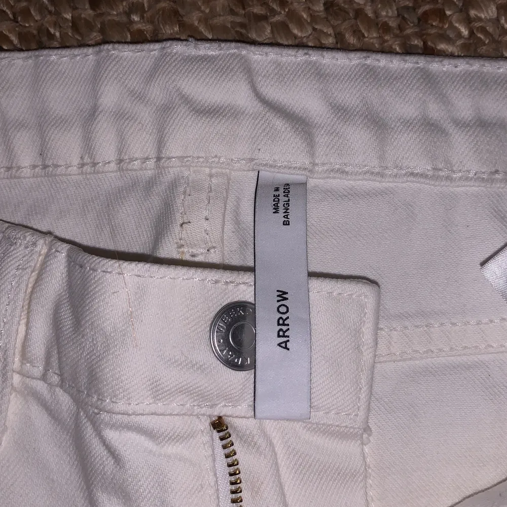 vita jeans från weekday i modellen arrow, lågmidjade😊jag är 164 lång, byxorna är endast använda fåtal gånger, köparen står för frakt!💗. Jeans & Byxor.