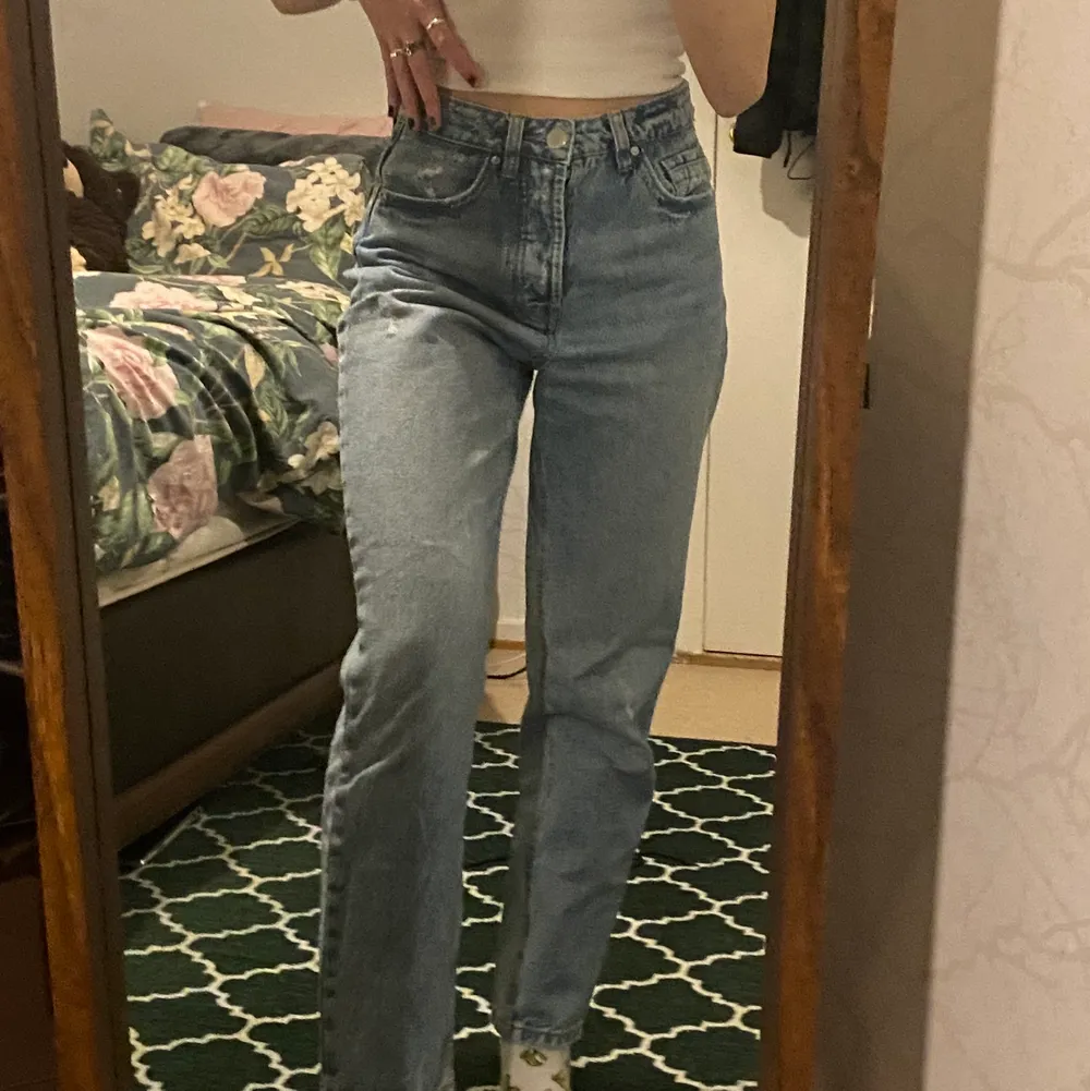 Mom jeans i smalare modell som inte kommer till användning längre. Sparsamt använda i super skick. Är 160 cm så om man är kort passar dessa byxor perfekt! Priset är exl. frakt💚. Jeans & Byxor.