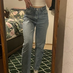 Raka smala mom jeans - Mom jeans i smalare modell som inte kommer till användning längre. Sparsamt använda i super skick. Är 160 cm så om man är kort passar dessa byxor perfekt! Priset är exl. frakt💚