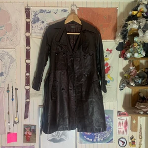 SNYGG BRUN RETRO 70'S SKINNKAPPA, XXS - En helt perfekt brun 70-tals skinnkappa i strl XXS. Säljes för att den tyvärr är lite för liten 😭!! I väldigt fint skick. Mått kan tas vid intresse. Finns i Stockholm, kan mötas eller skickas mot porto. Riktig raritet! ✨✨