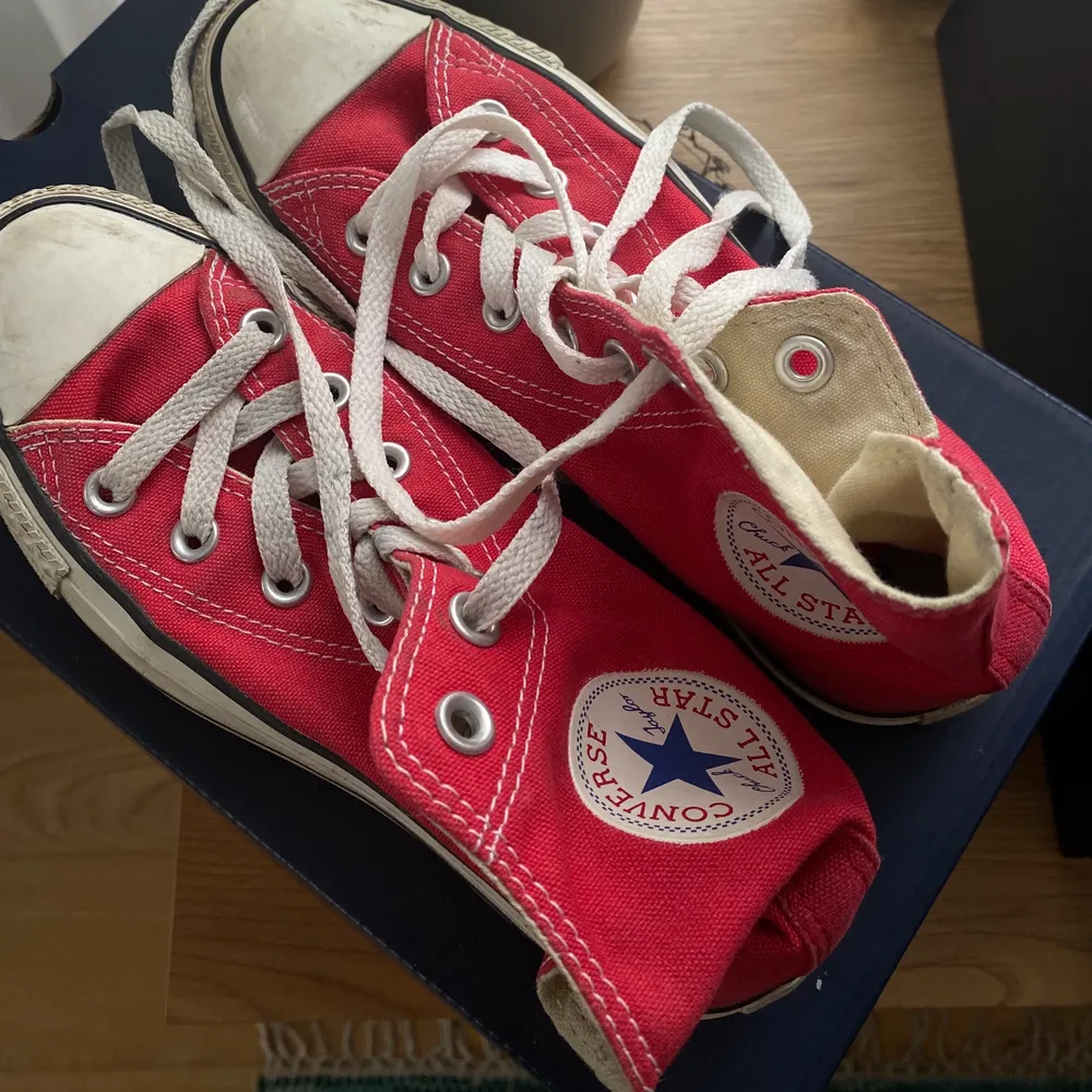 Röda converse i storlek 37. Inte använda mer än 5 ggr. Kan mötas i Malmö/Lund eller frakta för ynka 66 kr.  . Skor.