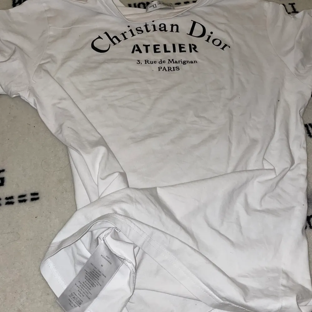 Christian Dior ”Atelier” tshirt: 2800kr, storlek M, cond10/10. Tags och kvitto medföljer! . T-shirts.