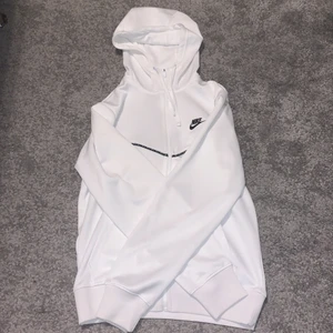 Vit Nike Tröja - Hej! Säljer min Nike tröja i storlek S som är i ett väldigt bra skick, säljs på grund av att storleken inte passar mig. Ny pris på tröjan ligger på 800 kr och jag säljer den för 450 kr. Möts upp i Stockholm eller frakt. Kvitto finns ej.