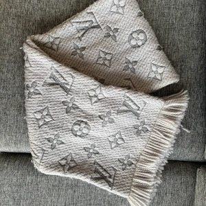 Louis vuitton halsduk  - Grå Lv halsduk i fint skick, inte använd mycket. Kvitto och tillhörande karton finns med! 