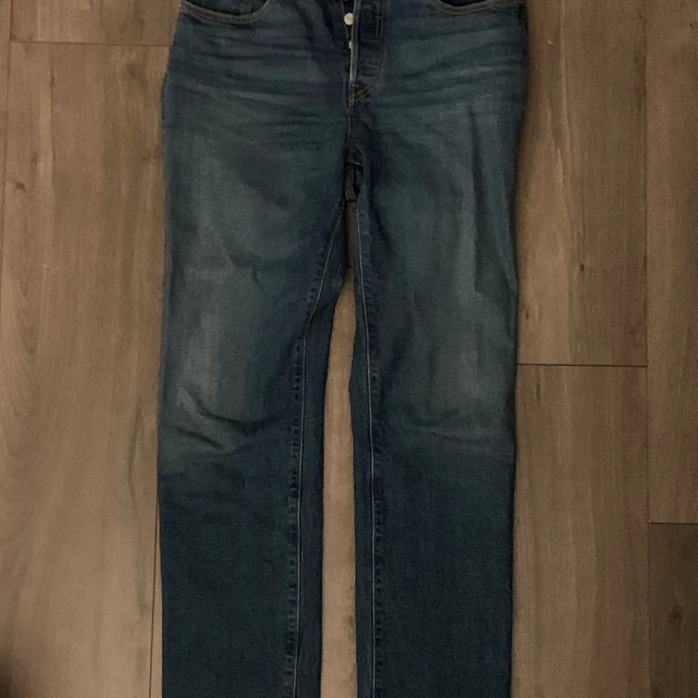 Nästan helt oanvända Levi’s 501. Midja 27, längd 30. Underbar mörkblå färg. 300 kr.  . Jeans & Byxor.