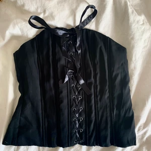 Superfin korsett - Superfin och söt korsett som tyvärr är för liten för mig. Den har både snörning fram och bak och ger en otrolig stöttning i midjan. Den har justerbara band i ryggen som tillåter en att välja själv hur mycket man vill markera midjan!🤩