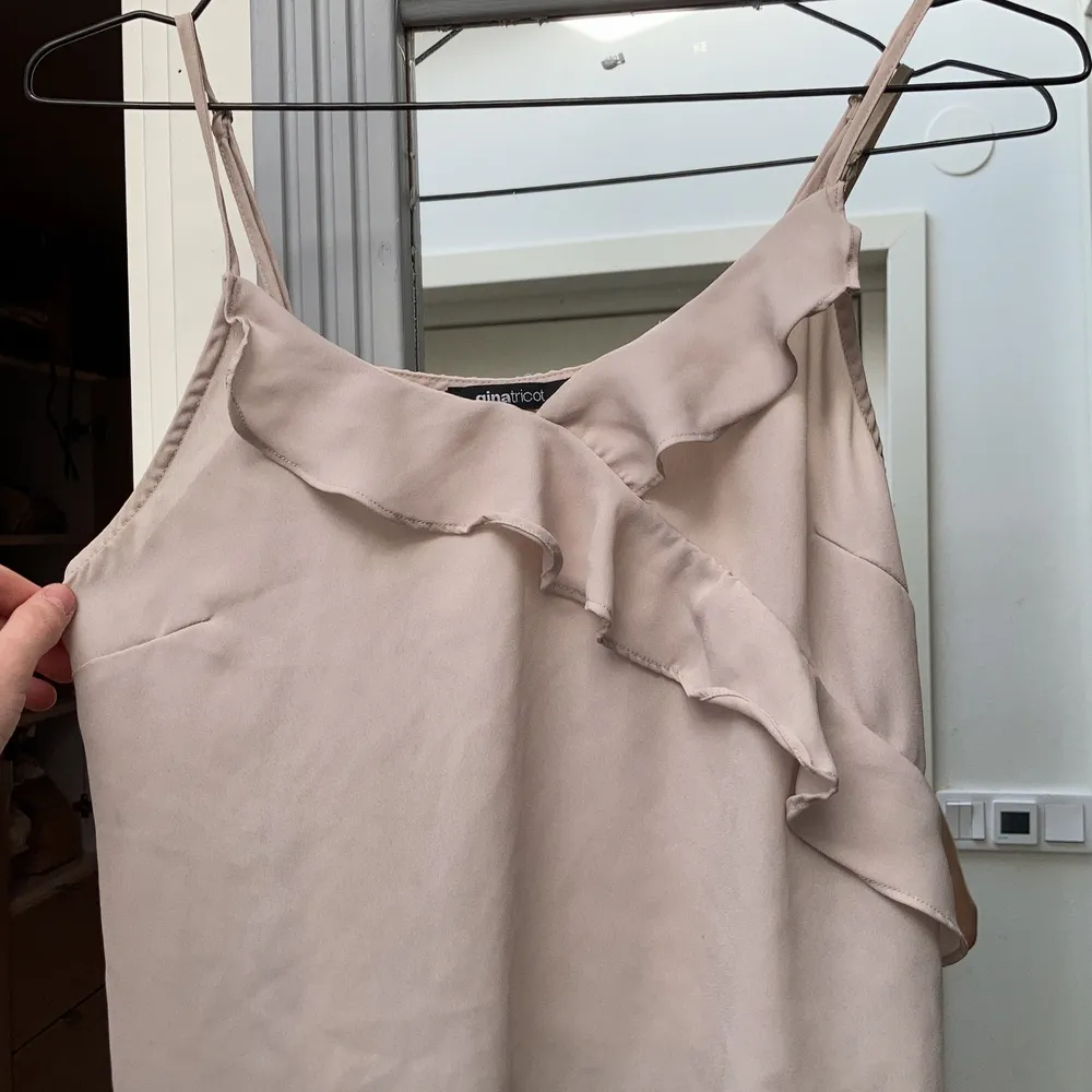 Ljusrosa volang linne från Gina tricot som är nästan oanvänt och i bra skick! . Skjortor.