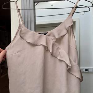 Ljusrosa volang linne från Gina tricot som är nästan oanvänt och i bra skick! 