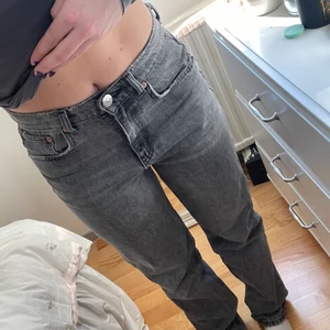 Grå jeana - Trendiga grå jeans🤍🖤
