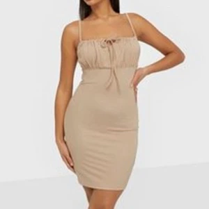 Aldrig använd Nelly klänning  - Säljer klänning från Nelly. Aldrig använd. Passform som modellen på bilden. Jättebra längd och perfekt till sommaren. Går att knyta där fram. Storlek XS men passar S och M också. 