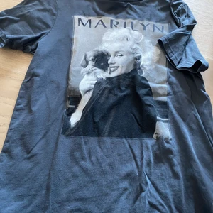 T-shirt med tryck  - Andvänd ksk 4 gr, Fråga om det är någonting annat och jag står inte för frakten, alltså om du intresserad så tittar jag på frakten blir💕