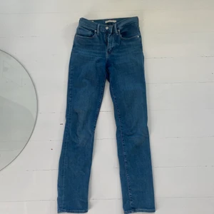 Levis 724 High Rise straight  - Ett par mörkblåa jeans från Levis. Säljer pga att dem ej passar mig längre. Sitter bra i längden på mig som är ca 170. 