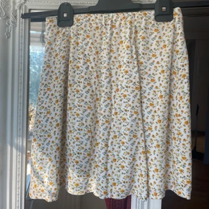 Kjol - Säljer denna söta kjol från Hollister som inte kommer till användning💛