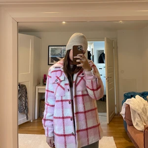 Rutig jacka/kappa från Résumé - Köpt för ett år sen för ca 2100kr från Zalando men bara använd typ 3 gånger så super fint skick, som ny. Strl 34 men den har inte en tajt passform. Kom med bud😇