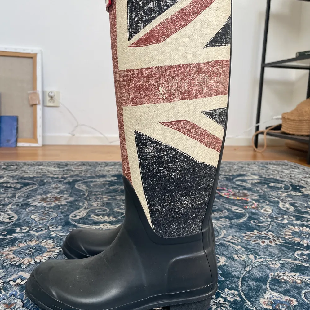 Hunter gummistövlar/boots med Storbritanniens flagga på, storlek 37! Jättefina men kommer aldrig till användning. Nypris 1300kr (knappt använda väldigt bra skick) . Skor.